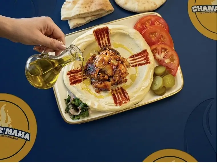 Houmous garni de shawarma, arrosé d'huile d'olive
