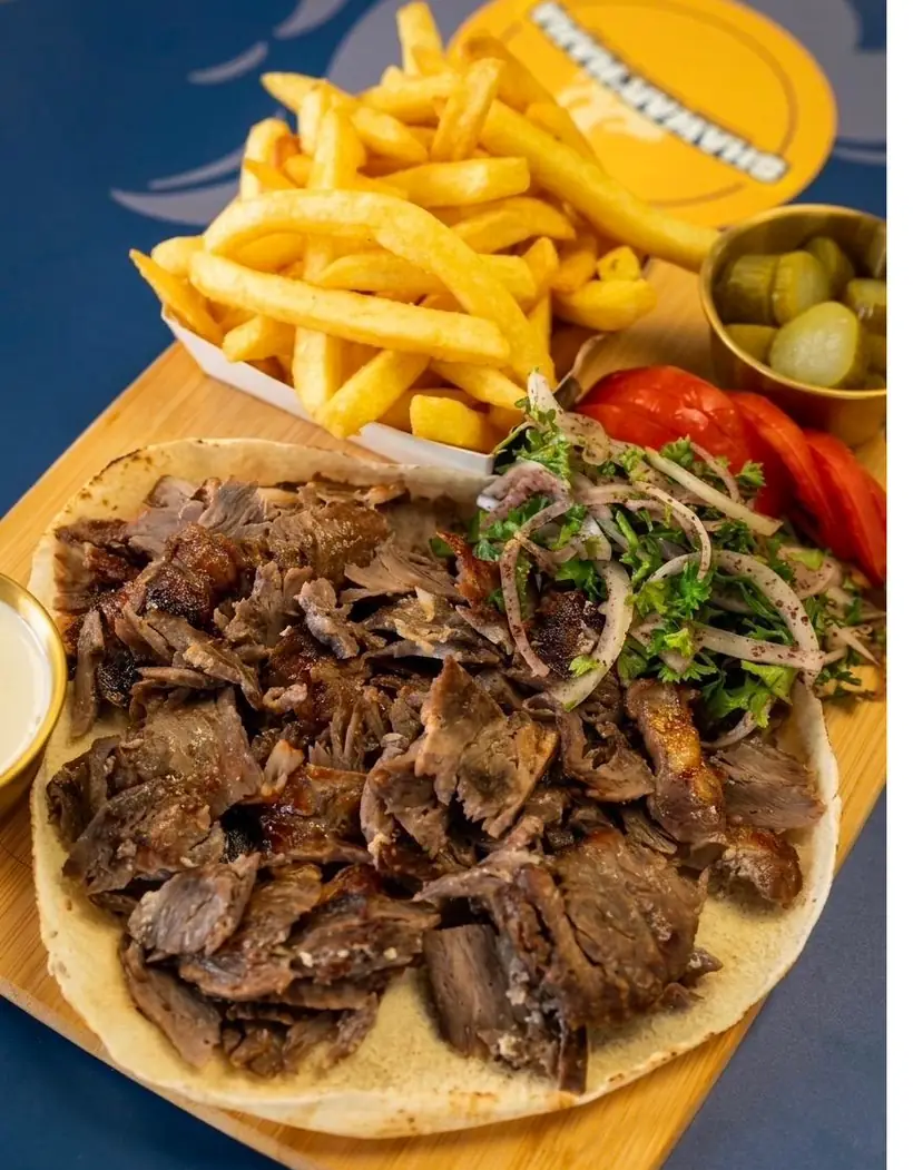Plateau de shawarma bœuf avec frites, cornichons et tomates