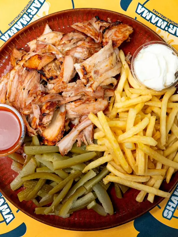 Grand plateau de wraps variés autour d'une montagne de frites