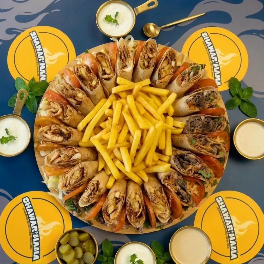 Grand plateau circulaire de wraps mixtes autour d'un tas de frites
