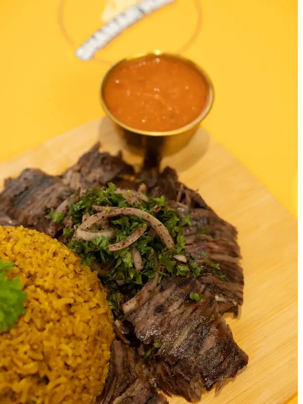 Shawarma bœuf sur lit de riz jaune