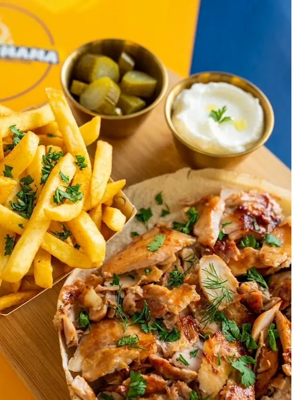 Assiette de shawarma poulet avec frites et sauce à l'ail
