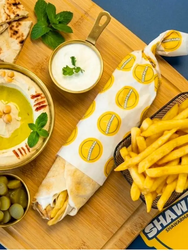 Wrap servi avec houmous, cornichons et frites